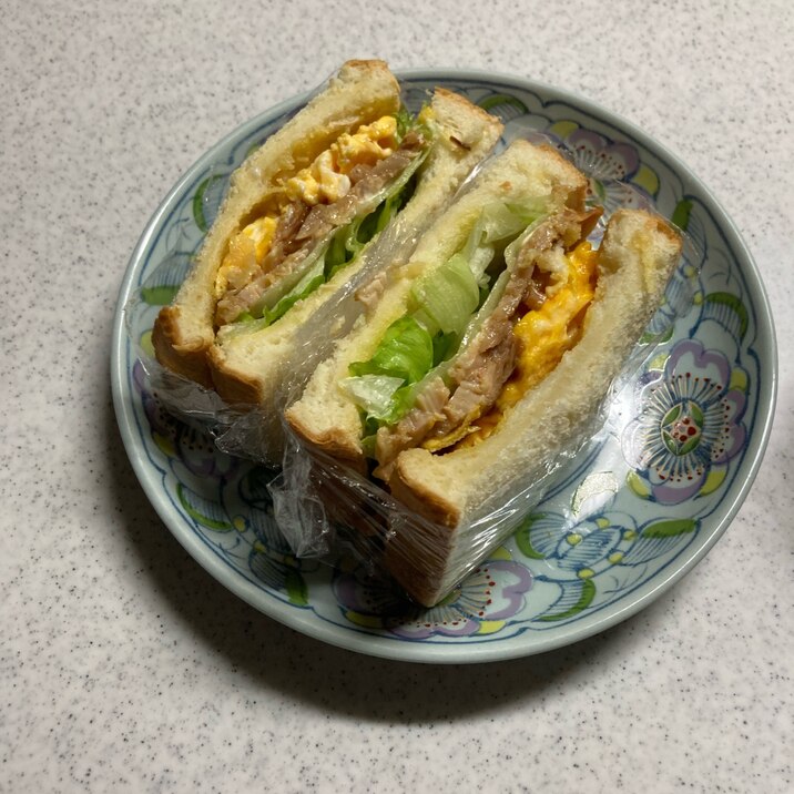 照り焼きチキンとスクランブルエッグのサンドイッチ